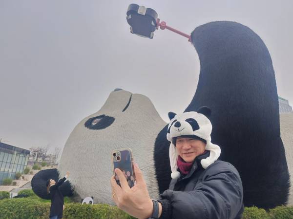 เที่ยวจีน เสฉวน เฉิงตู ตู้เจียงเอี้ยน จตุรัสหย่างเทียนวู่ แพนด้าเซลฟี (Panda Selfie)