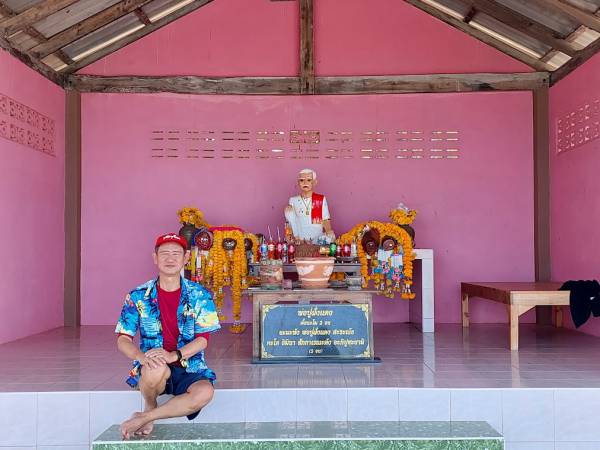 เที่ยวประจวบคีรีขันธ์ บางสะพานน้อย ผาฝั่งแดง หรือ หาดผาแดง