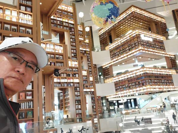 เที่ยวเกาหลีใต้ คยองกี ซูวอน ห้องสมุดสตาร์ฟิลด์ (Starfield Library Suwon)