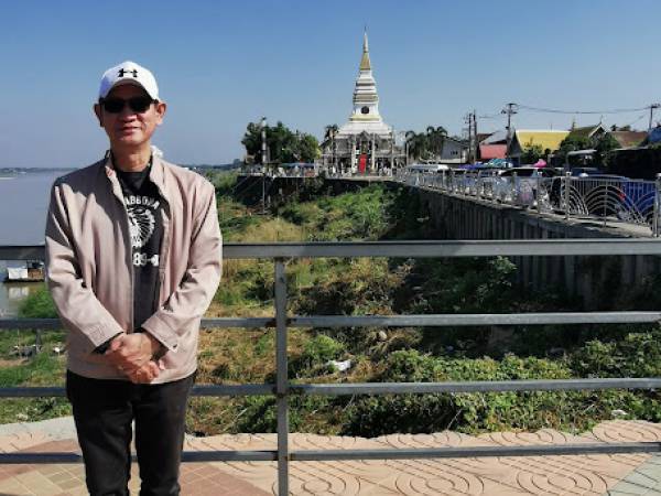 เที่ยวหนองคาย เมือง พระธาตุหล้าหนอง (พระธาตุกลางน้ำ) 