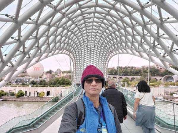 เที่ยวจอร์เจีย ทบิลิซี สะพานแห่งสันติภาพ (Bridge of Peace) 
