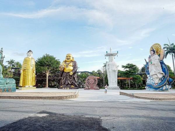 เที่ยวชลบุรี สัตหีบ สวนนงนุช 5 ประติมากรรมตัวแทนพระพุทธศาสนา